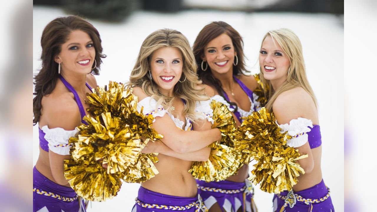 Vikings Cheerleader Making Headlines On Thursday Night - The Spun