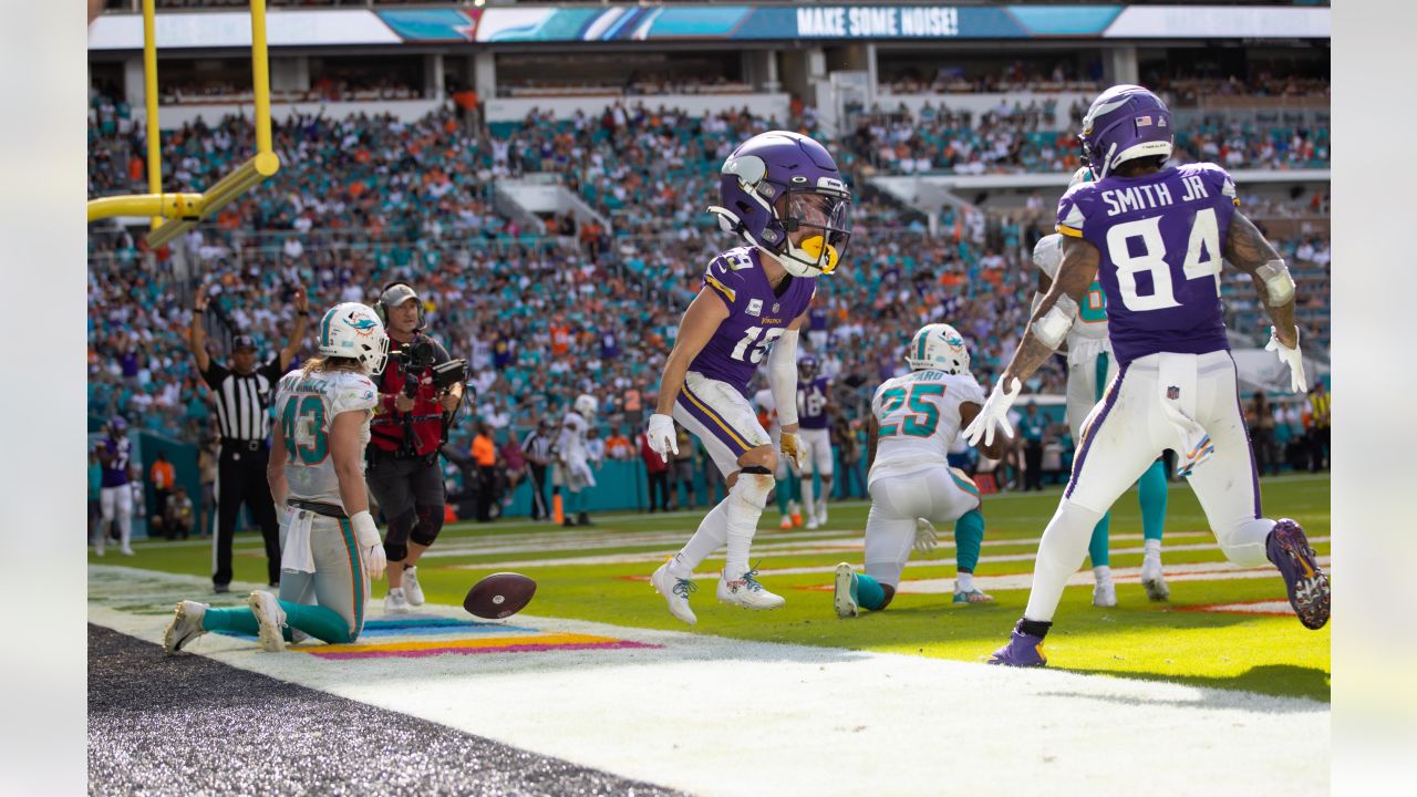 Cook's late TD ices Vikings' 24-16 win over Dolphins