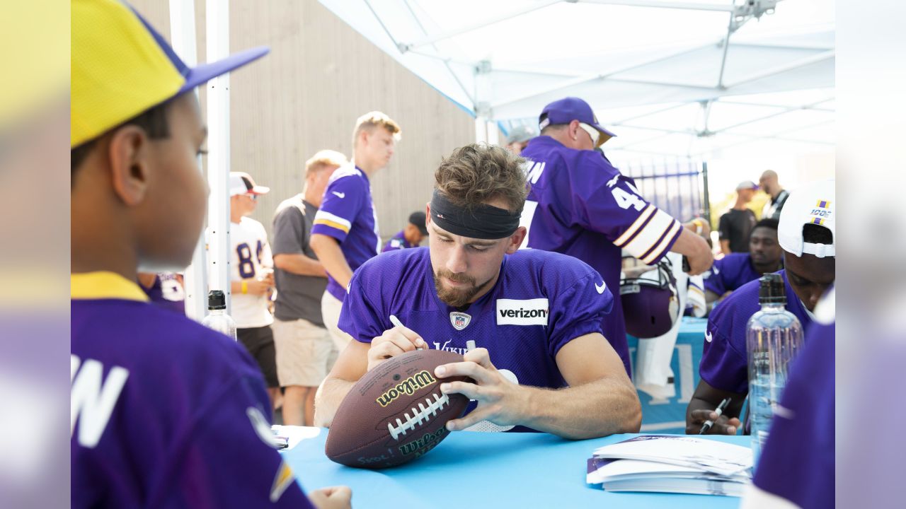 PHOTOS: Autographs at training camp