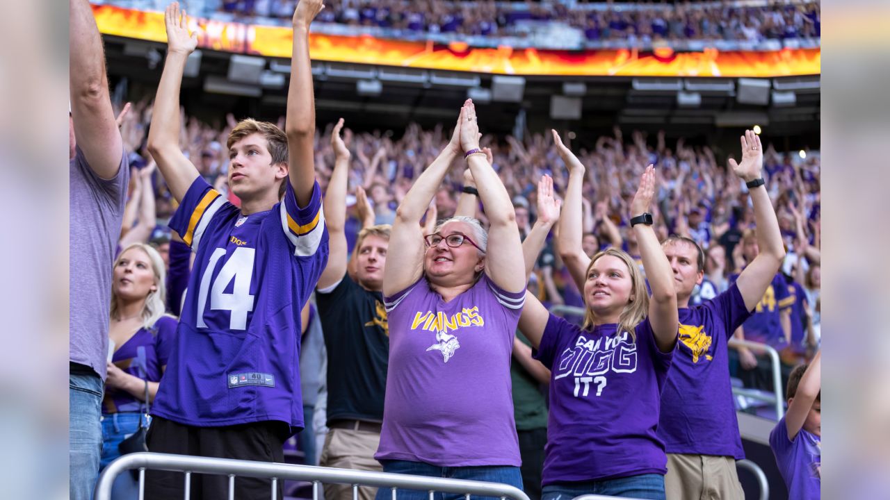 Dog clapping along to Vikings' SKOL chant is must-see content