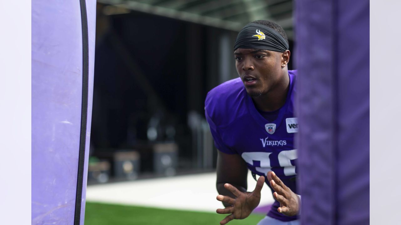 After playing sparingly at defensive tackle, Vikings' Jalyn Holmes now a  starting defensive end