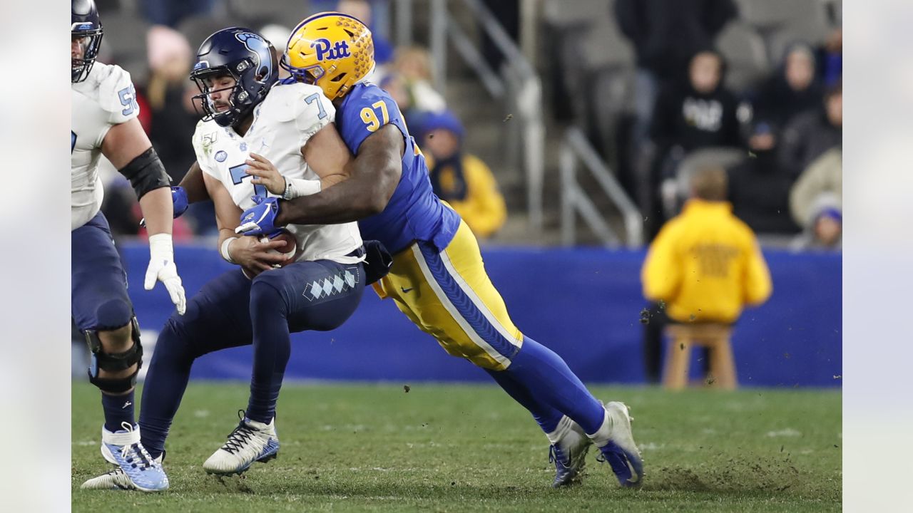 Ex-Viking Jaylen Twyman pointing out a Vikings play to Dolphin