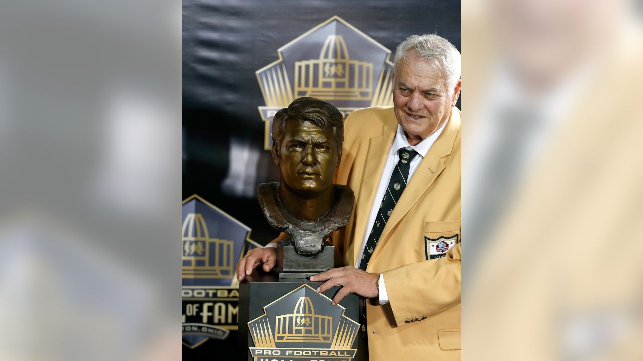 Former NFL player Mick Tingelhoff, right, poses with a bust of himself and  presenter, former player, Fran Tarkenton, during an induction ceremony at  the Pro Football Hall of Fame, Saturday, Aug. 8