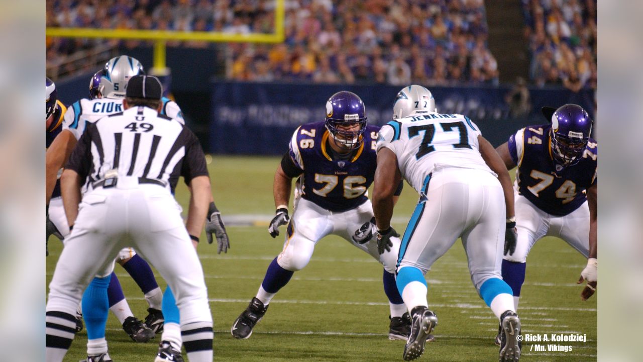 Minnesota Vikings offensive lineman Steve Hutchinson (76) on the