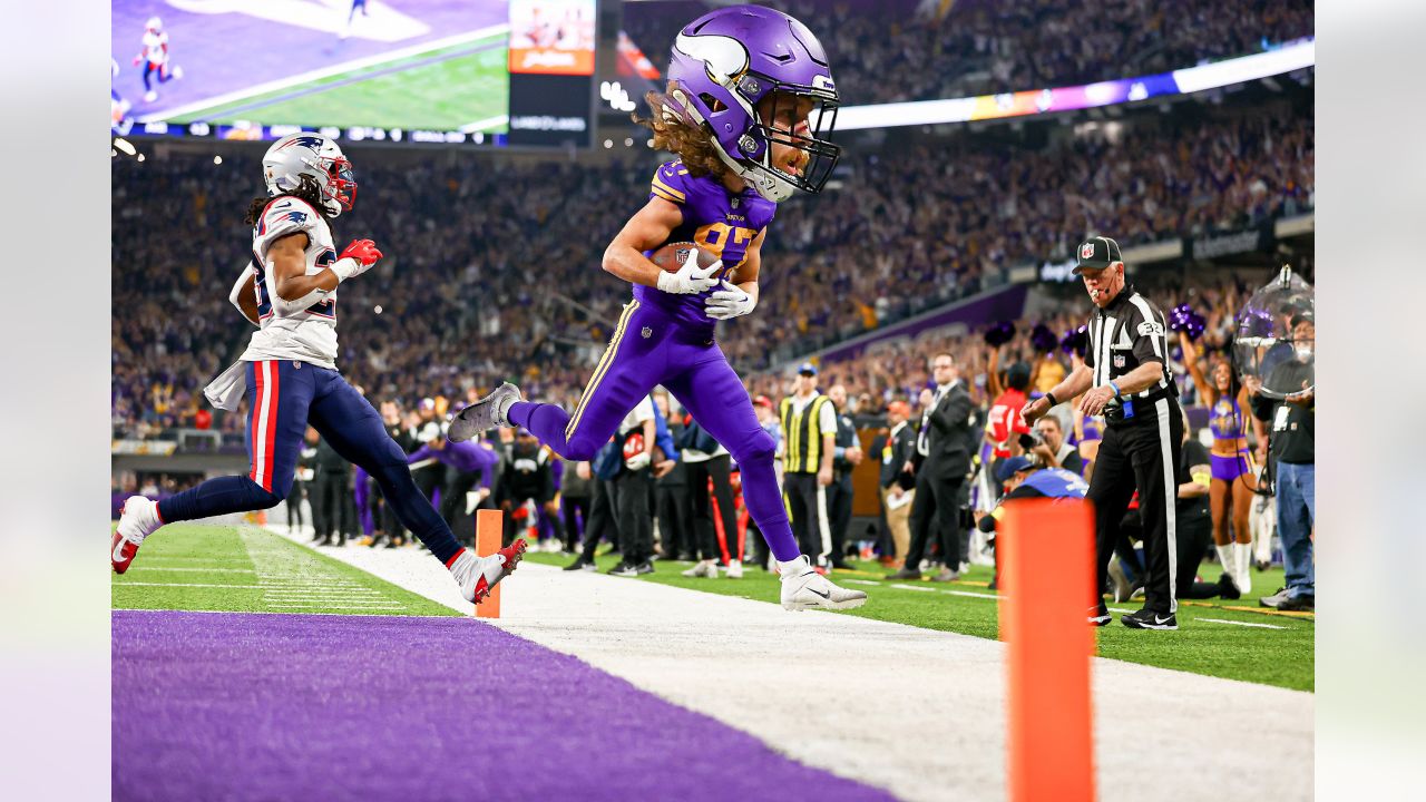 Vikings Justin Jefferson checks in with diamond-encrusted gloves