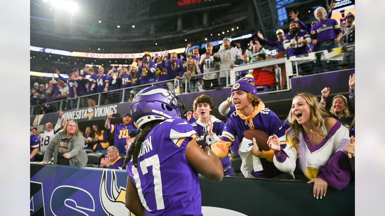 MINNEAPOLIS, MN - DECEMBER 24: New York Giants wide receiver Richie James  (80) catches a pass for a 33-yard gain during the third quarter of a game  between the Minnesota Vikings and