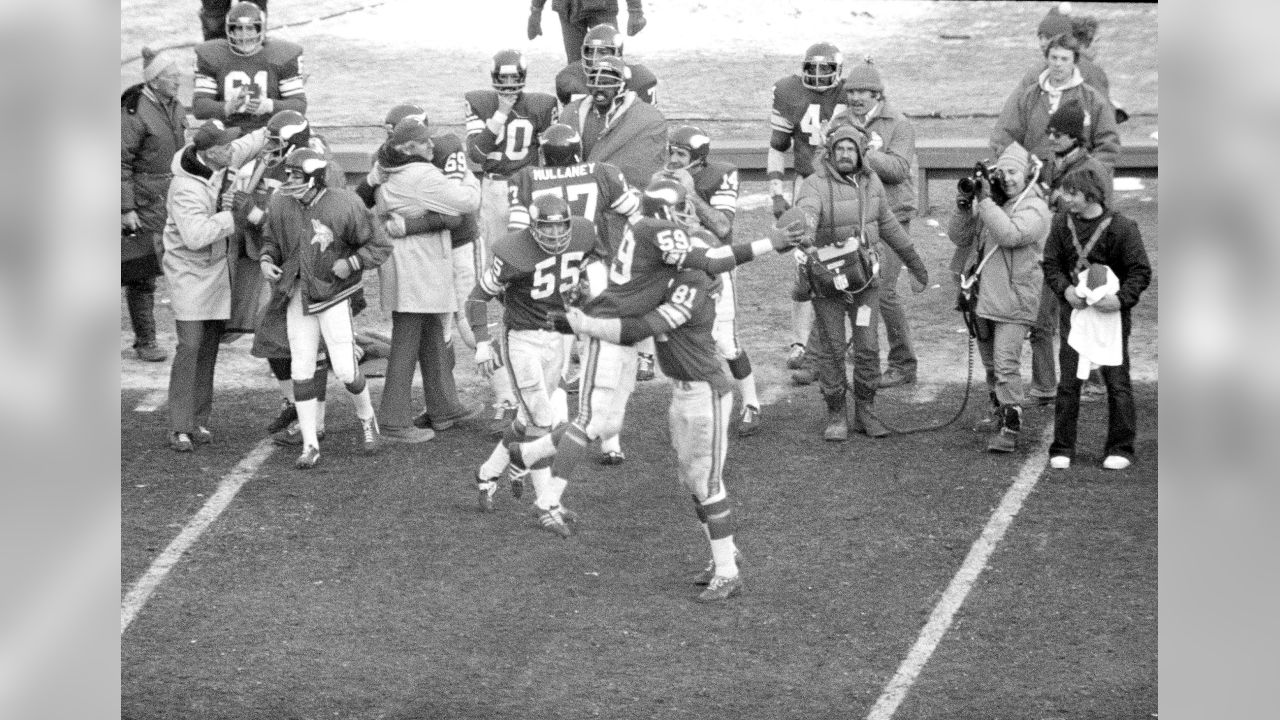 Minnesota Vikings' Matt Blair (59) goes high to block the kick by