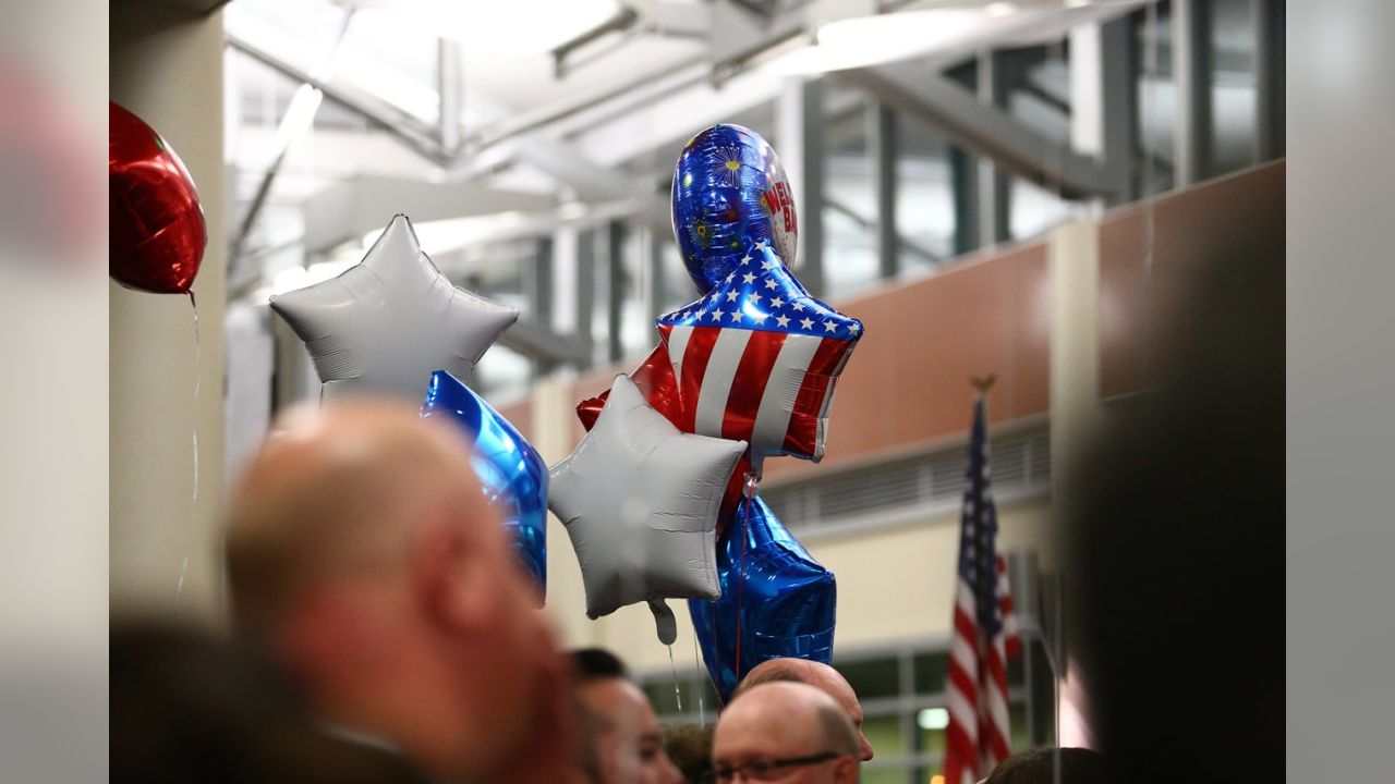 Honor Flight Twin Cities - Paul Krause and Dave Osborn from the Vikings are  here to welcome our hero's home.