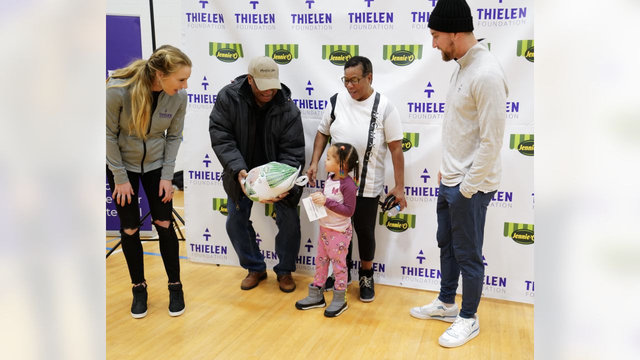 Vikings' Justin Jefferson 'sharing the love' by handing out Thanksgiving  meals to needy – Twin Cities