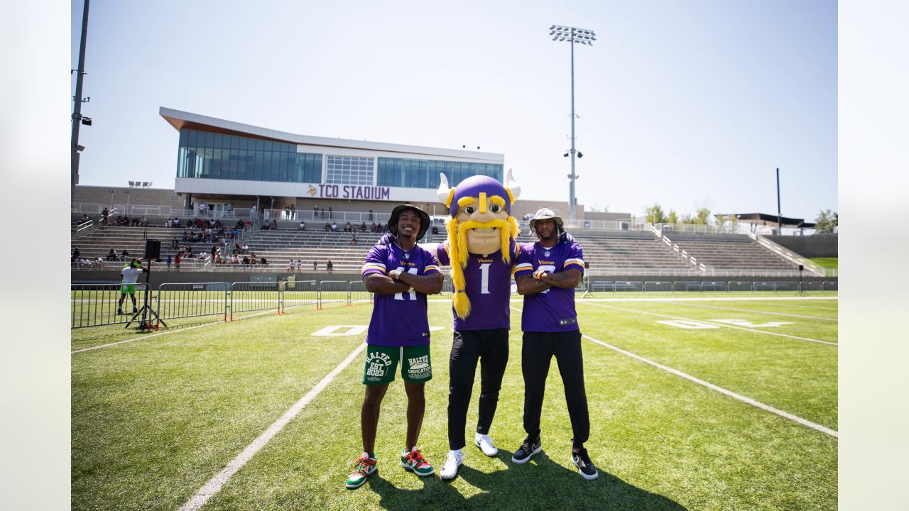 Deestroying Visits Vikings Training Camp