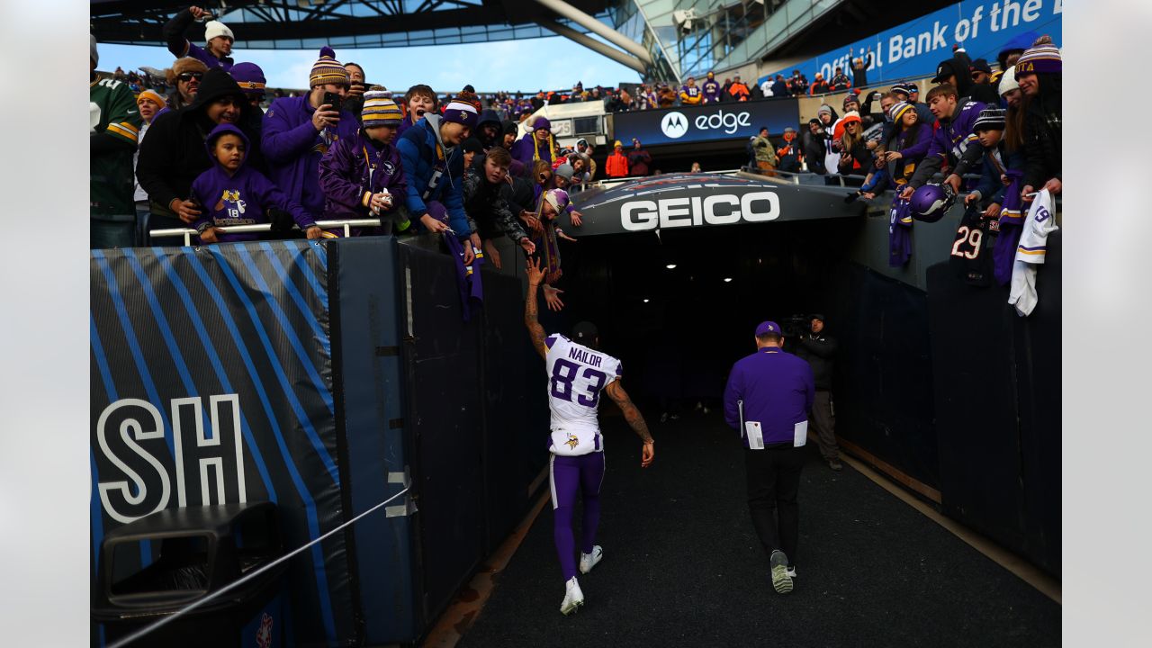 Vikings tight ends chugs beer at Minnesota Wild playoff game