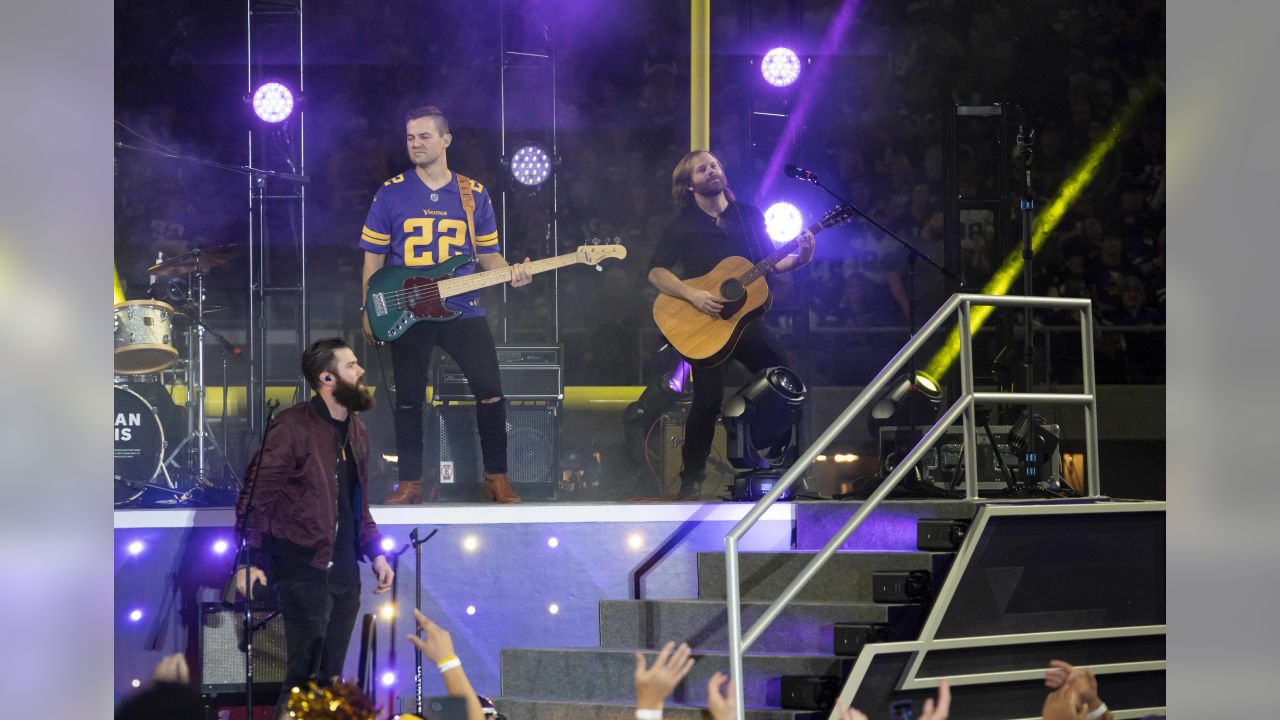 English alternative rock performer Yungblud performs a song during halftime  of the Minnesota Vikings vs New Orleans Saints NFL Game on Sun Oct. 2, 202  Stock Photo - Alamy