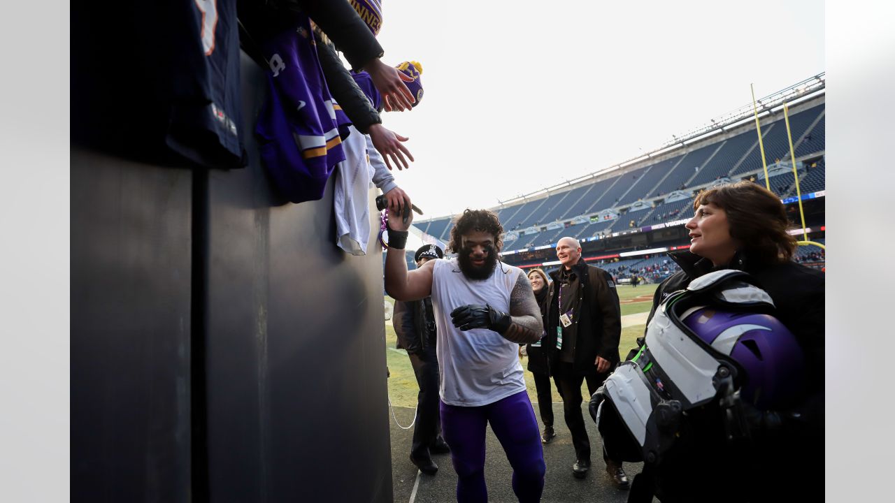 Vikings tight ends chugs beer at Minnesota Wild playoff game