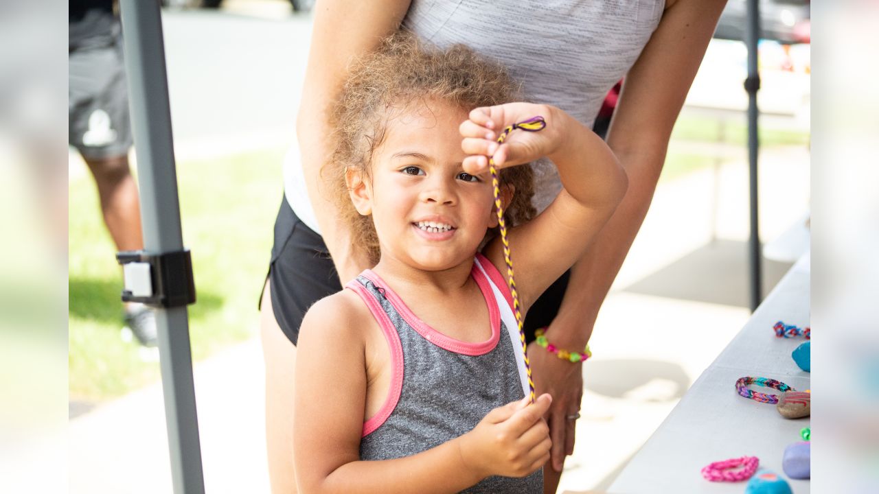 Vikings' C.J. Ham teams up with Minnesota girl selling bracelets