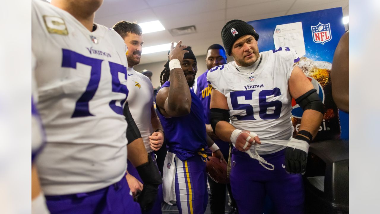 Vikings re-sign center Garrett Bradbury prior to 2023 NFL free agency -  Daily Norseman