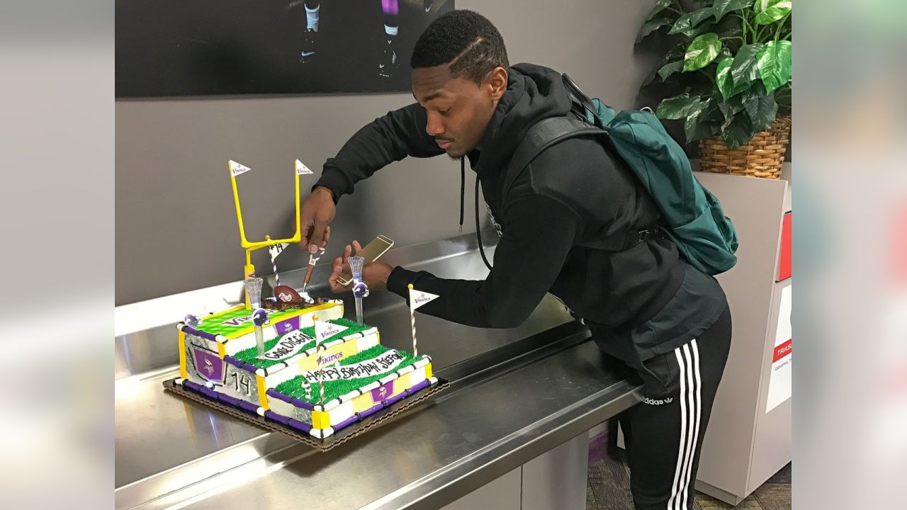 My Dad's Birthday cake surprise! : r/minnesotavikings