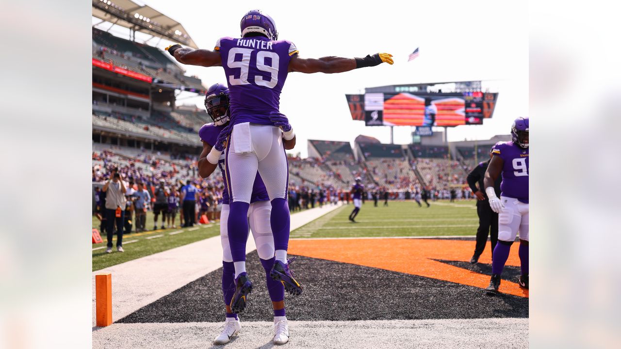 Monday hype: Danielle Hunter('s arm) with added bonus Barr :  r/minnesotavikings