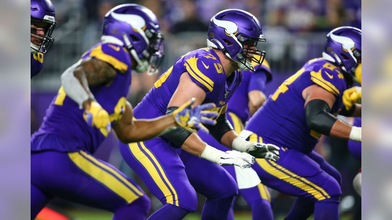 Vikings Snap Counts: Hill fills in with O-line shorthanded North