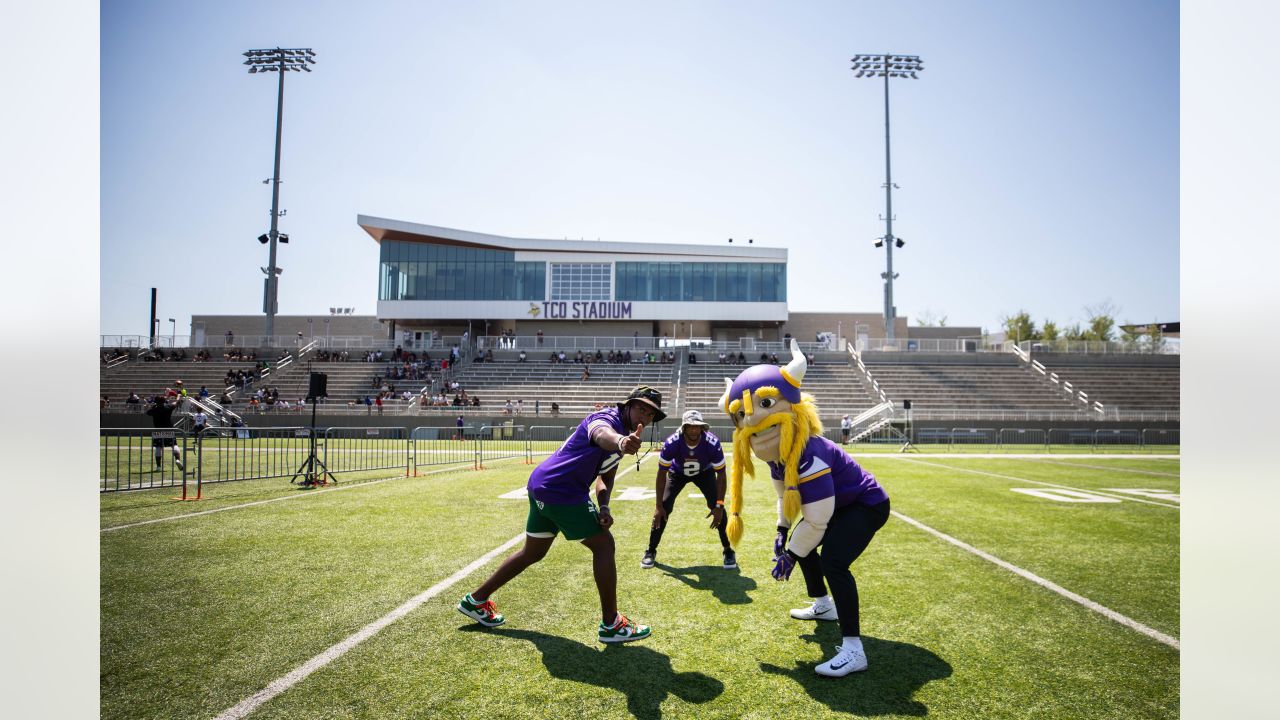 Deestroying Visits Vikings Training Camp