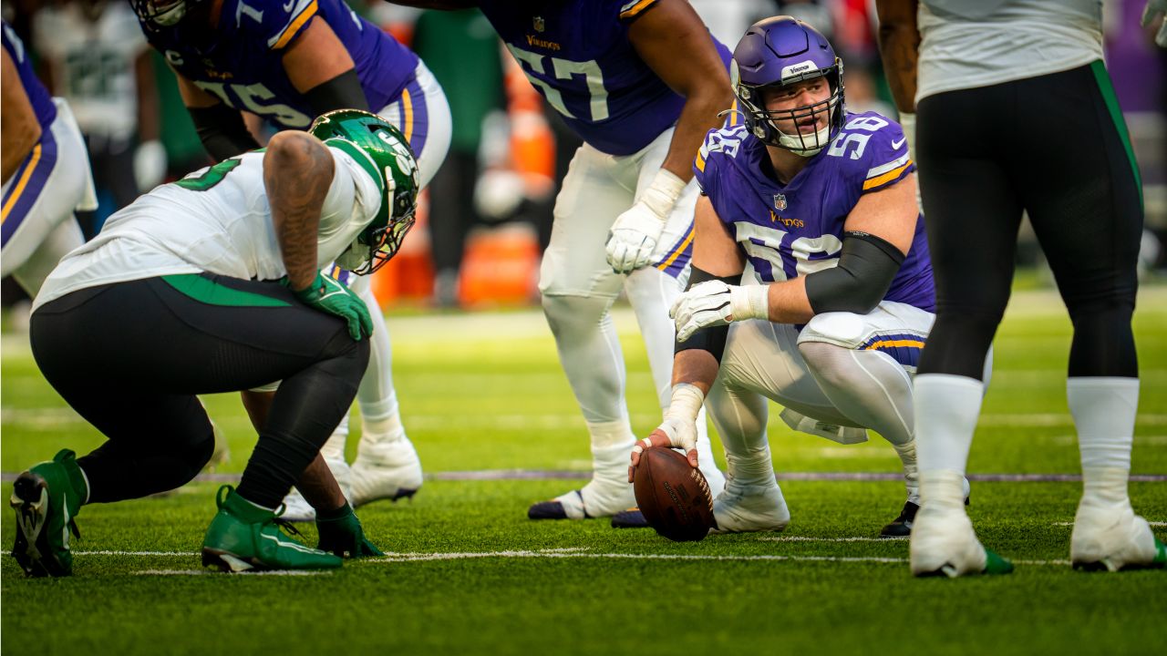 Vikings re-sign center Garrett Bradbury prior to 2023 NFL free agency -  Daily Norseman