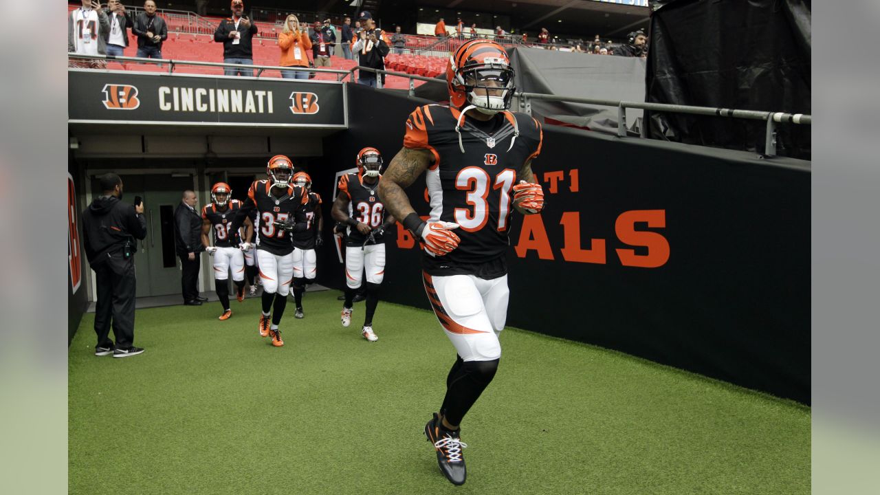 EAST RUTHERFORD, NJ - SEPTEMBER 25: Cincinnati Bengals defensive end Sam  Hubbard (94) warms up prior to the National Football League game between  the New York Jets and the Cincinnati Bengals on