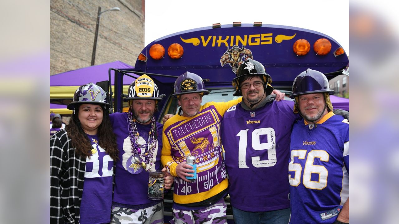 Detroit Lions vs. Minnesota Vikings. Fans support on NFL Game. Silhouette  of supporters, big screen with two rivals in background Stock Photo - Alamy