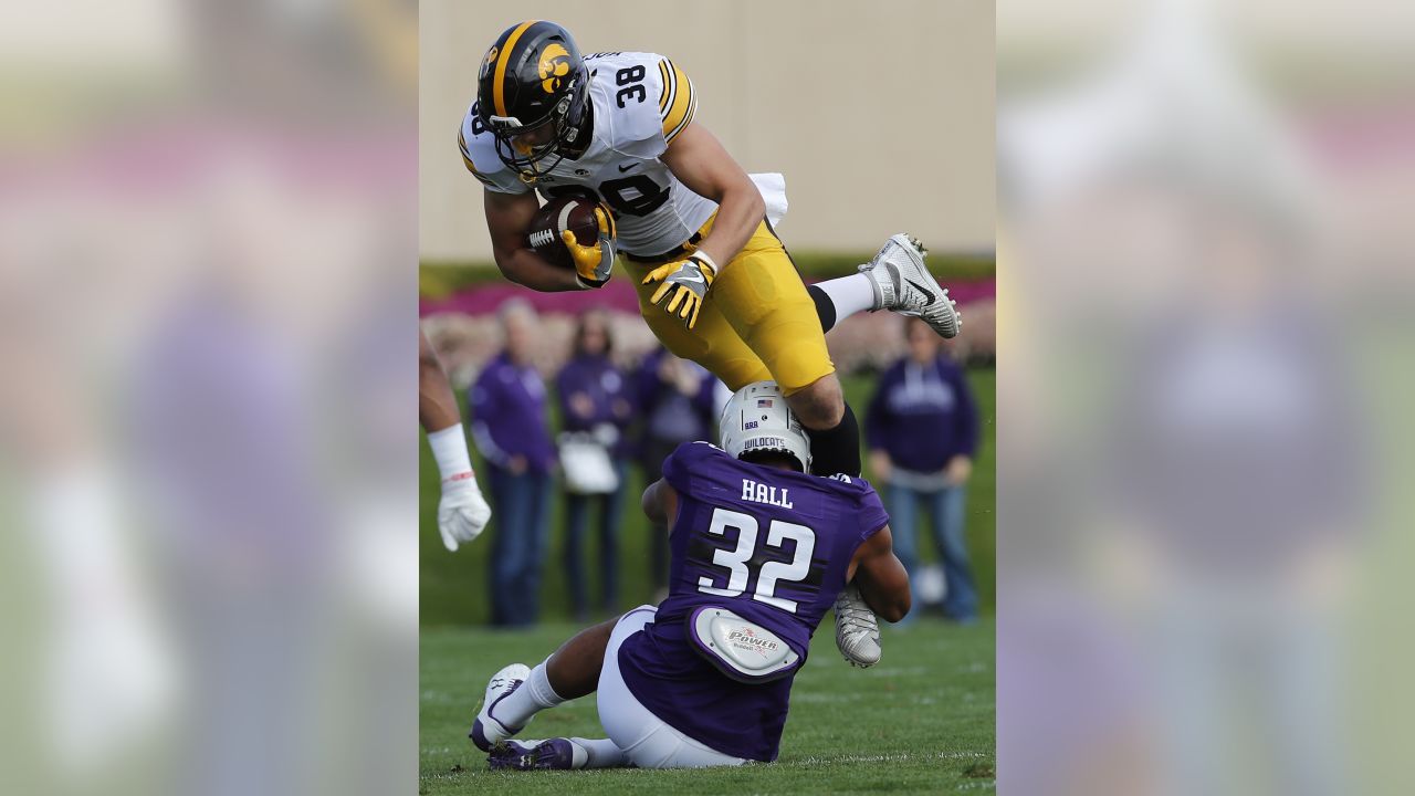 T.J. Hockenson Signed Iowa Hawkeyes Jersey (Beckett) Minnesota Vikings  Tight End