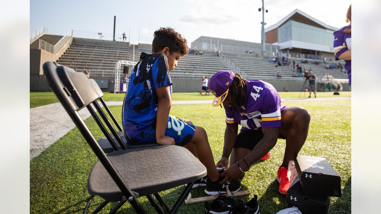 Vikings & Tradehome Shoes Team Up to Surprise 500 Foster Children