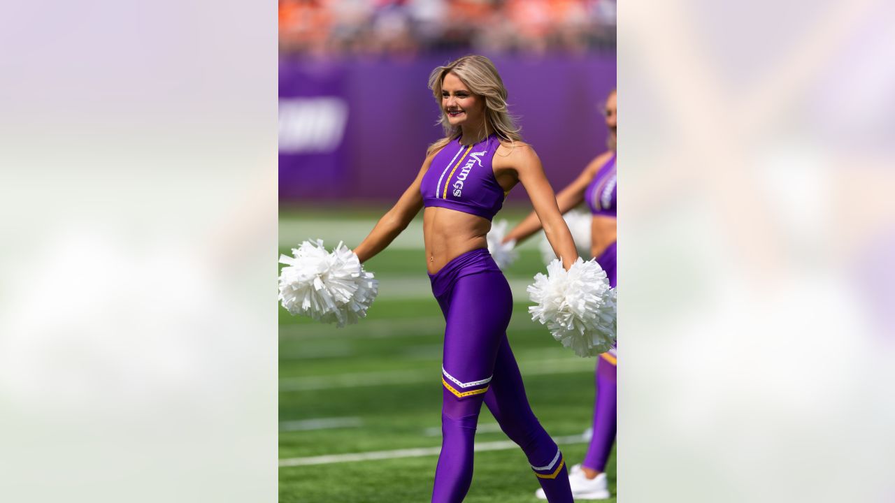 Las Vegas Raiders cheerleaders cheer during an NFL preseason football game  against the Minnesota Vikings on Aug. 14, 2022, in Las Vegas. (AP  Photo/Denis Poroy Stock Photo - Alamy