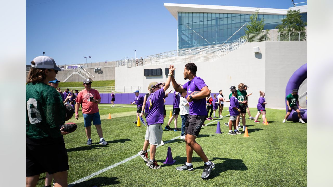 Minnesota Vikings on LinkedIn: Harrison Phillips Builds Confidence &  Connects 'Best Friends' Through…