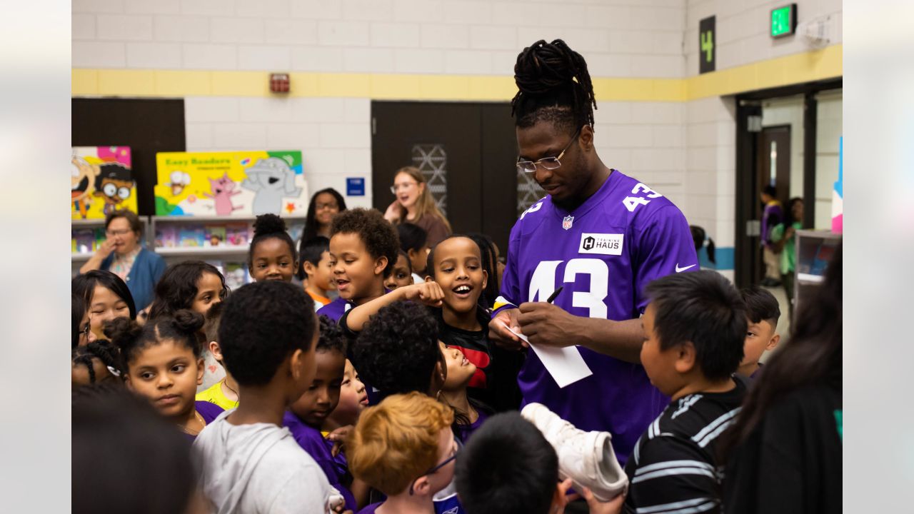 Vikings Help Host Scholastic Book Fair for St. Paul School