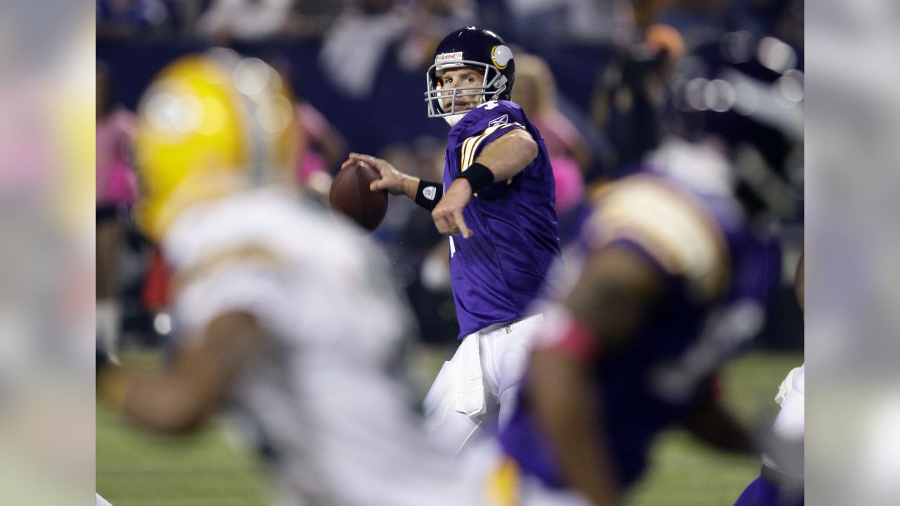 Minnesota Vikings' Brett Favre is shown against the Green Bay Packers in an  NFL game, Sunday, Nov. 1, 2009, in Green Bay, Wis. The Vikings won 38-26.  (AP Photo/Jeffrey Phelps Stock Photo - Alamy