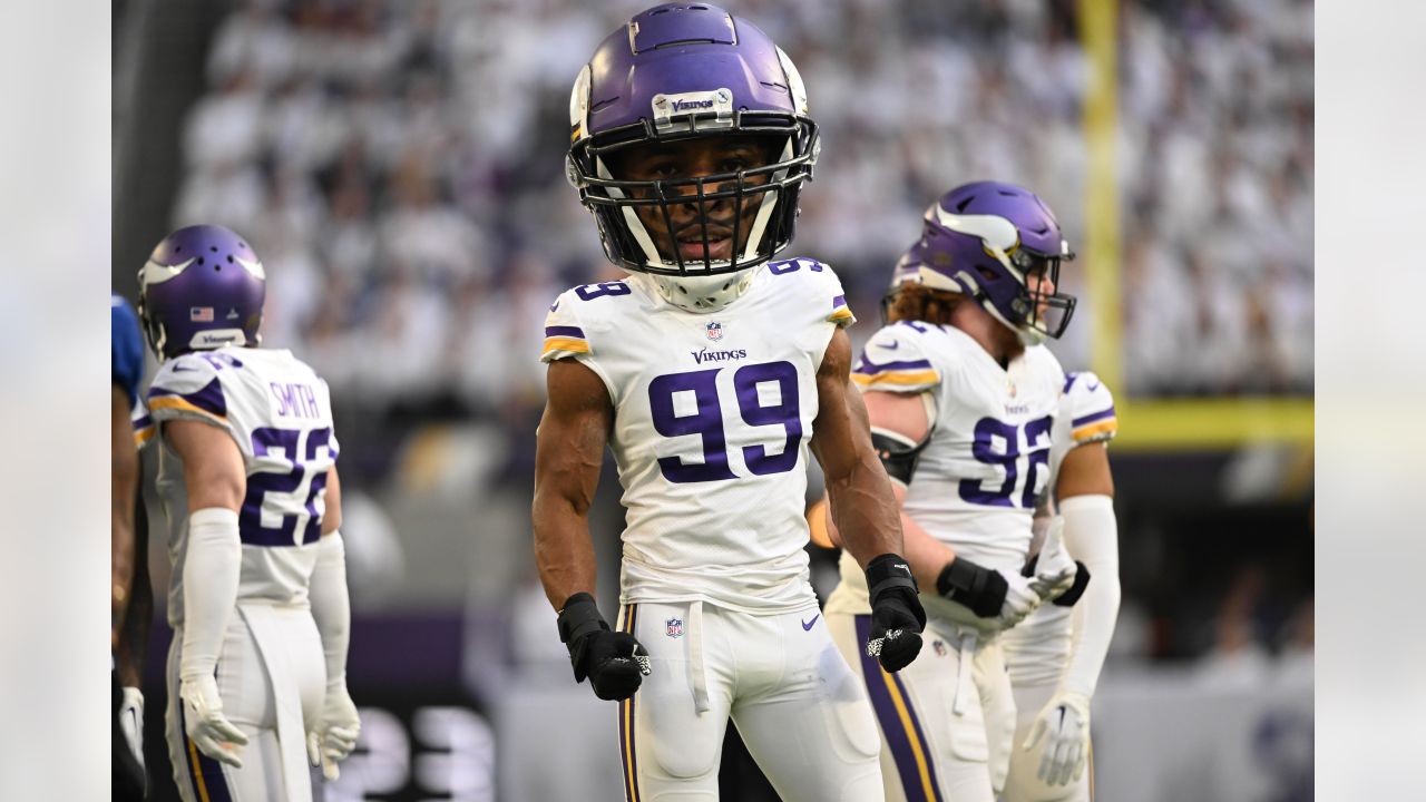 Vikings Snap Counts: OLB Smith pushes through pain, dominates