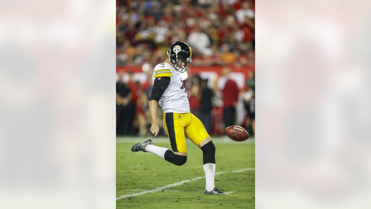 Minnesota Vikings punter Jordan Berry works on his ball drop