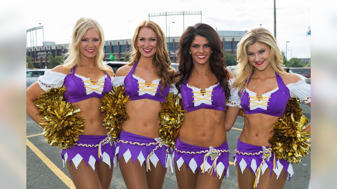 Los Angeles Rams Cheerleaders perform during the homecoming of the