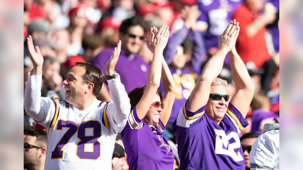 Dog clapping along to Vikings' SKOL chant is must-see content