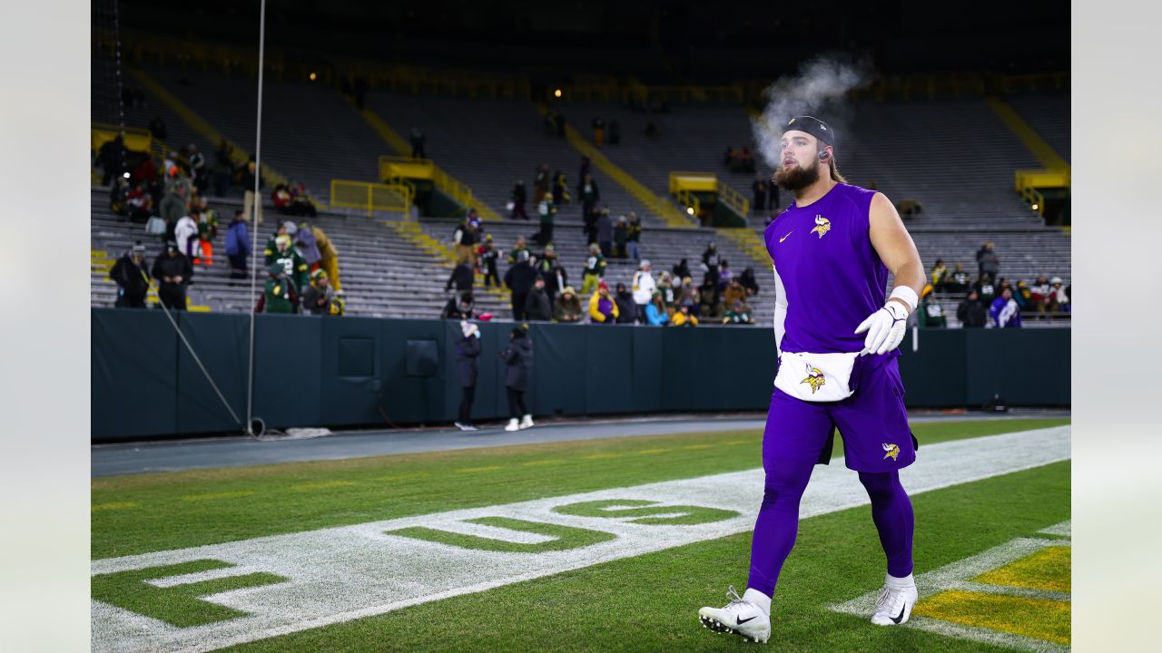 The Vikings re-signed OLB Kenny Willekes and TE Ben Ellefson