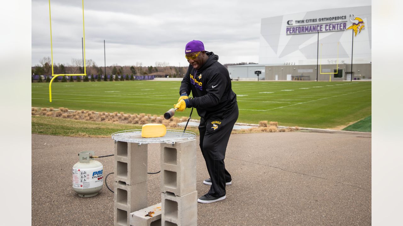 John Randle Unveils the Minnesota 2022 Vikings Schedule 