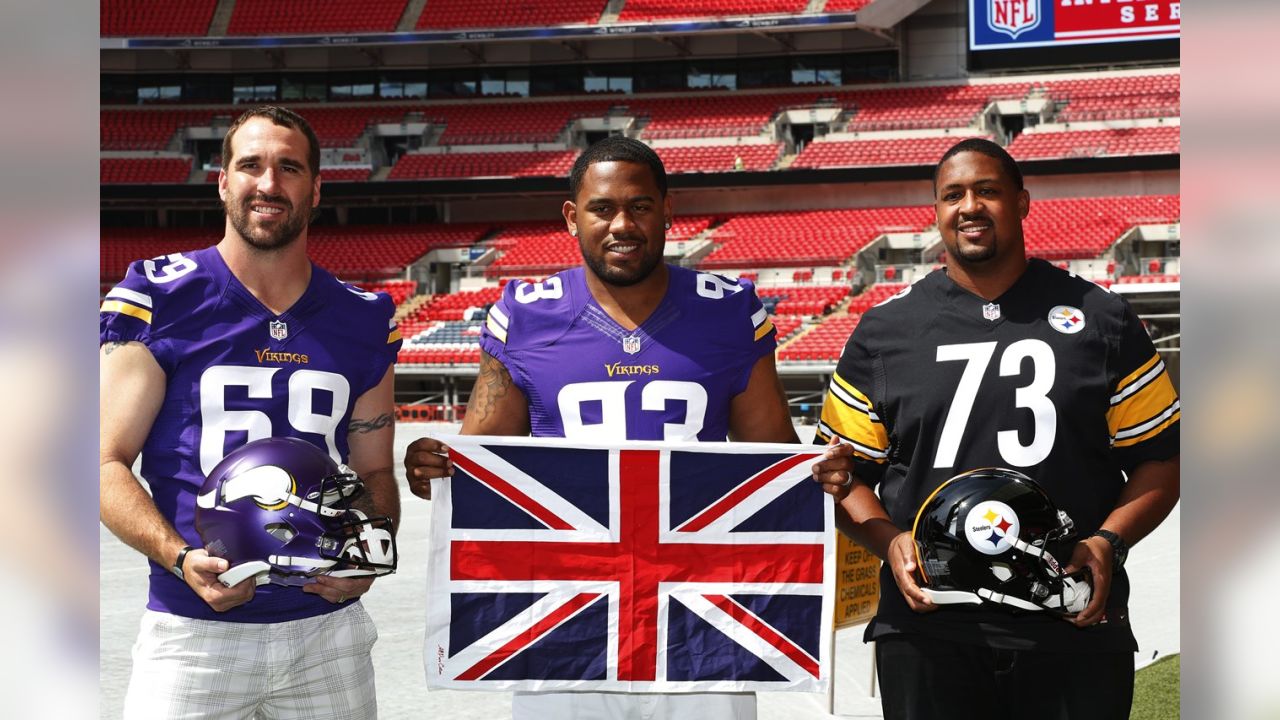 29.09.2013 London, England. Fans pose on their way to the NFL International  Series game between Pittsburgh Steelers v Minnesota Vikings at Wembley  Stadium Stock Photo - Alamy