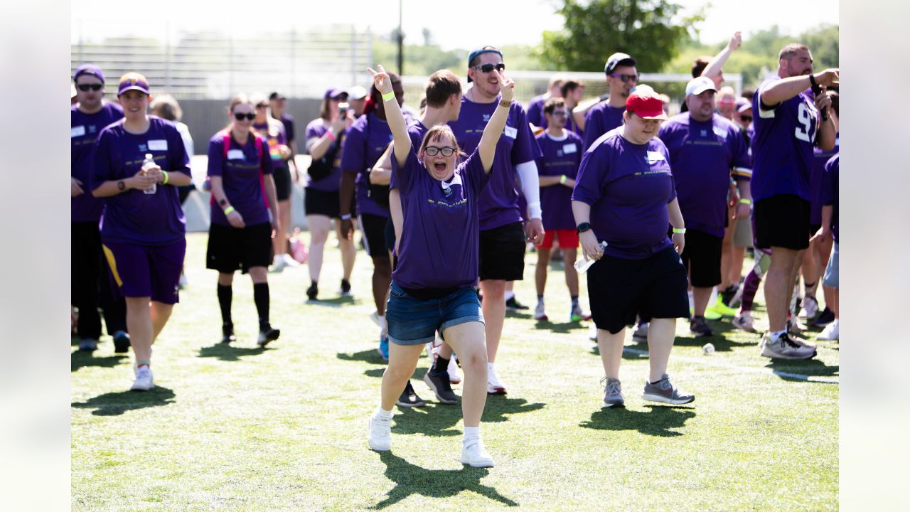 On Thanksgiving, Vikings' Harrison Phillips thankful for opportunity to  help – Twin Cities