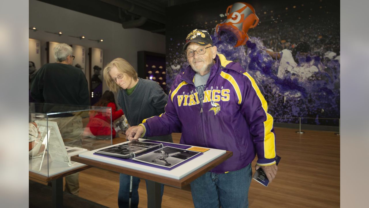 Vikings Make Veterans Day Visit