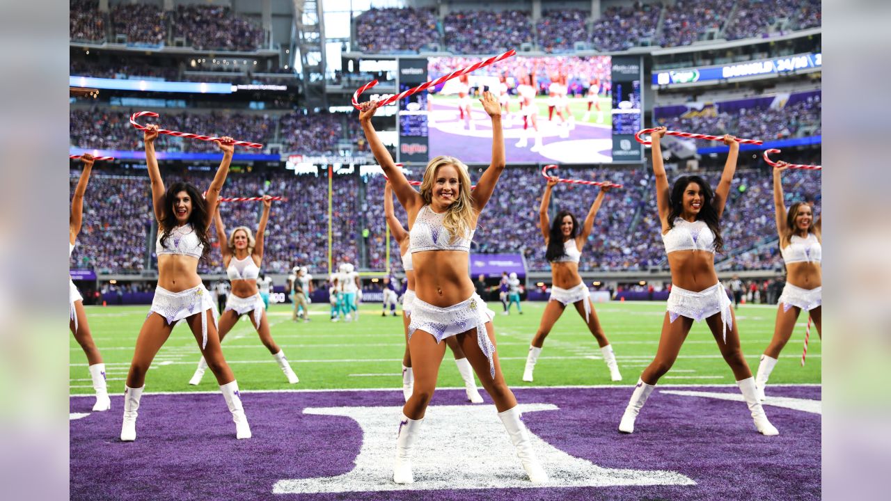 Super Bowl: Twins soak up scene as Minnesota Vikings cheerleaders