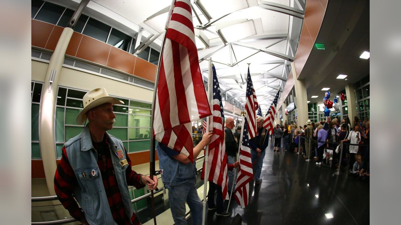 Honor Flight Twin Cities - Paul Krause and Dave Osborn from the Vikings are  here to welcome our hero's home.