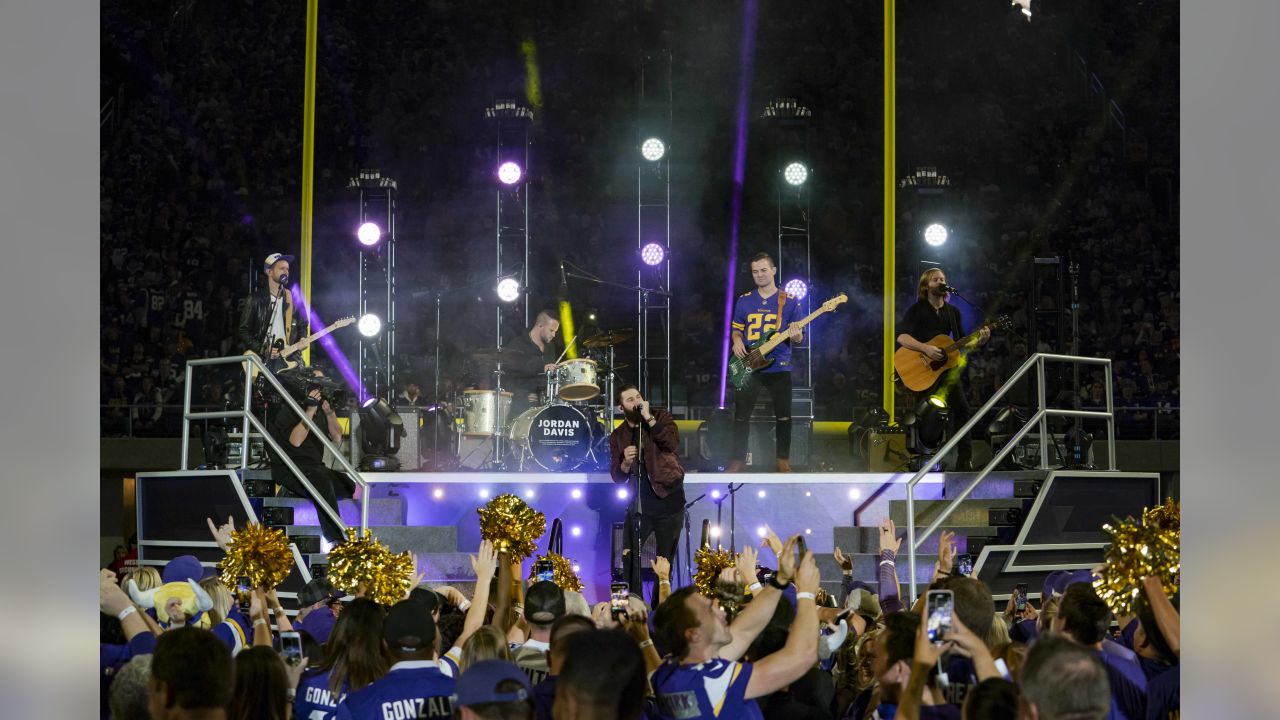 English alternative rock performer Yungblud performs a song during halftime  of the Minnesota Vikings vs New Orleans Saints NFL Game on Sun Oct. 2, 202  Stock Photo - Alamy