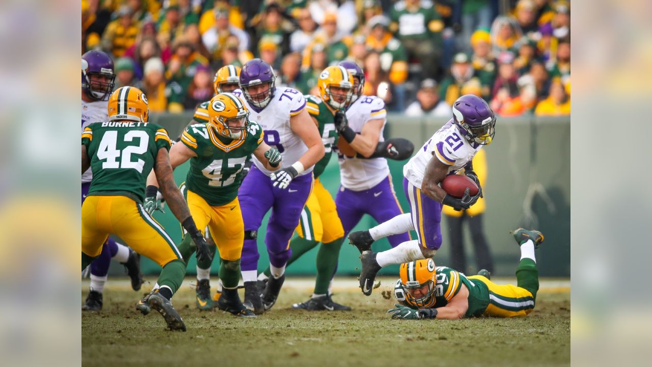 Vikings, Packers Face Off on Christmas Eve