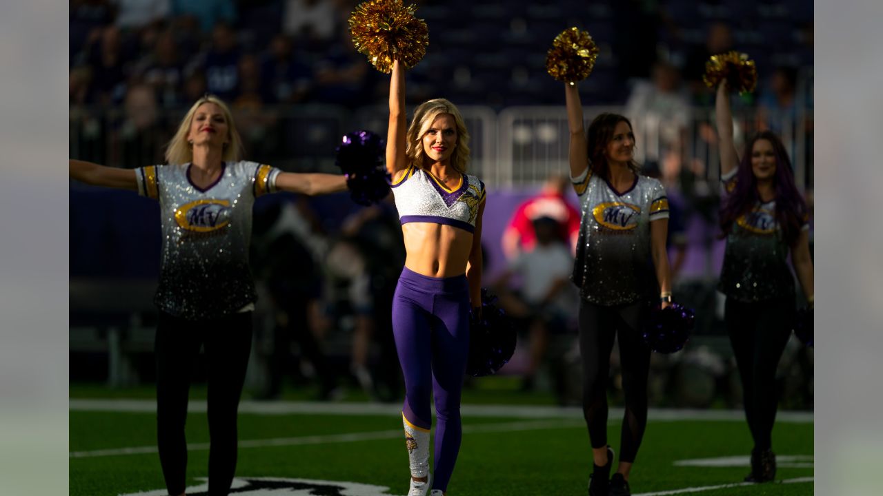 Cheerleader Photos: Vikings-Seahawks