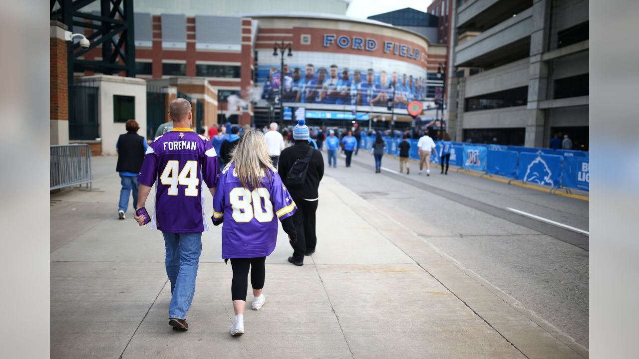 Santa Clara, California, USA. 11th Jan, 2020. 56 Kwon Alexander and #99  Danielle Hunter signing jerseys and showing some sportsmanship after the  NFC Divisional Game, Minnesota Vikings vs. San Francisco 49ers game