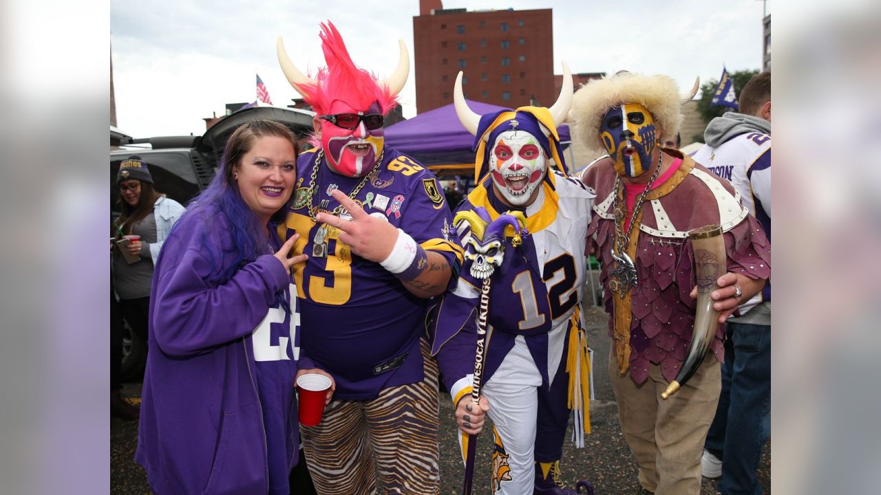 Detroit Lions vs. Minnesota Vikings. Fans support on NFL Game. Silhouette  of supporters, big screen with two rivals in background Stock Photo - Alamy