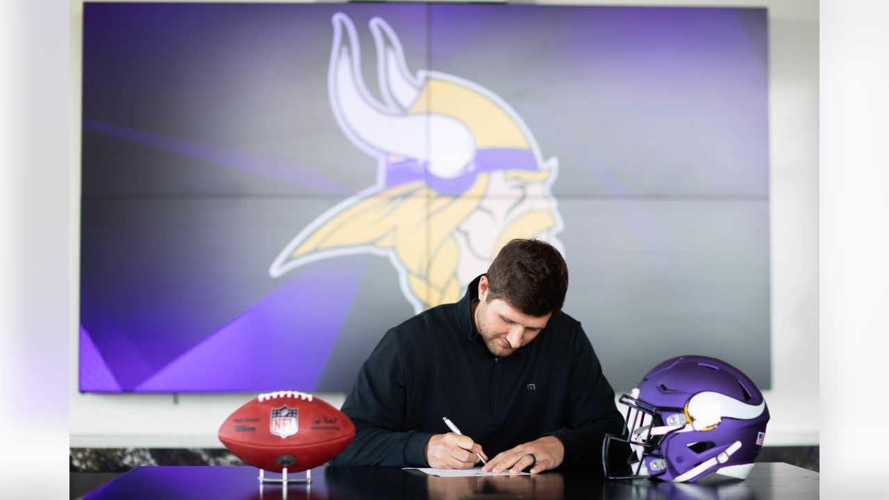 Vikings waste no time letting tight end Johnny Mundt show his