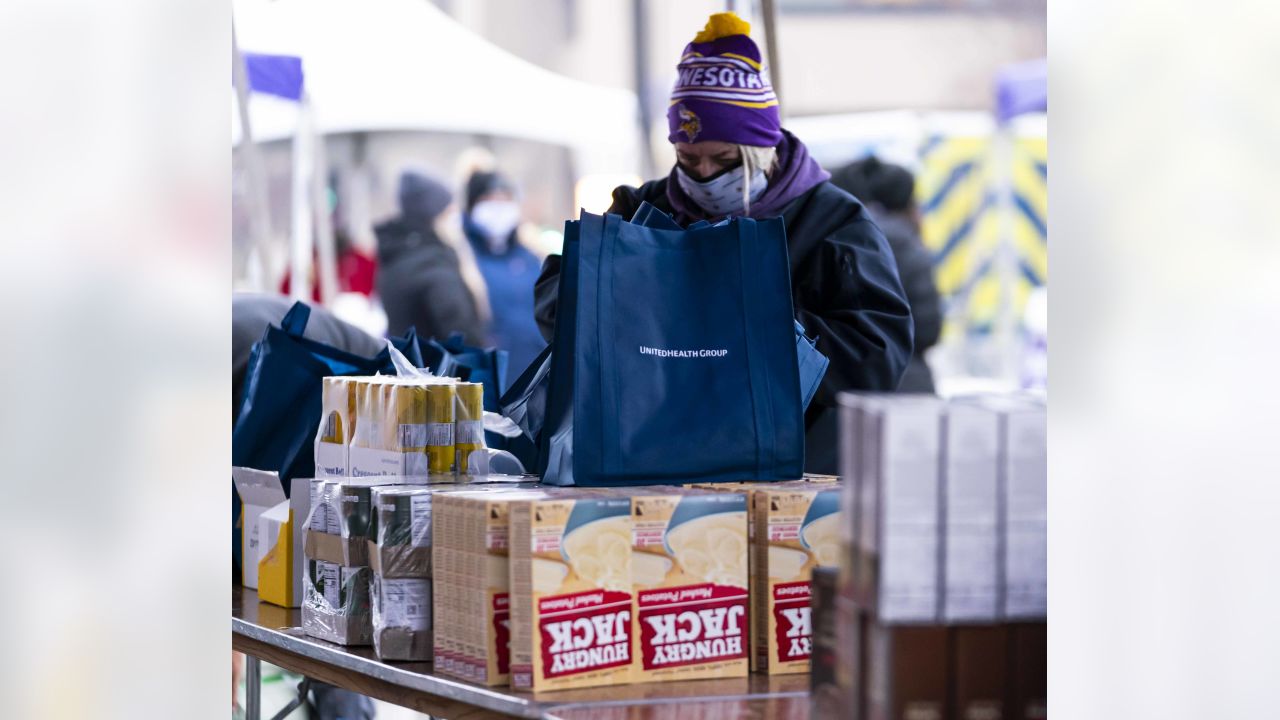 Vikings Distribute 1,500 Thanksgiving Meals to Twin Cities Community